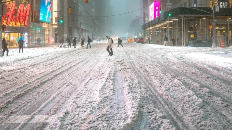 Estados Unidos 2025: la doble crisis de nieve y las inundaciones mortales