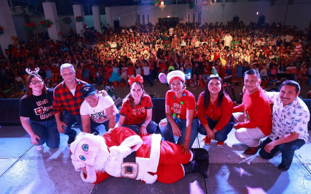 Festival navideño en Ciudad Mujeres reúne a familias con Las Hermanitas Kardenas