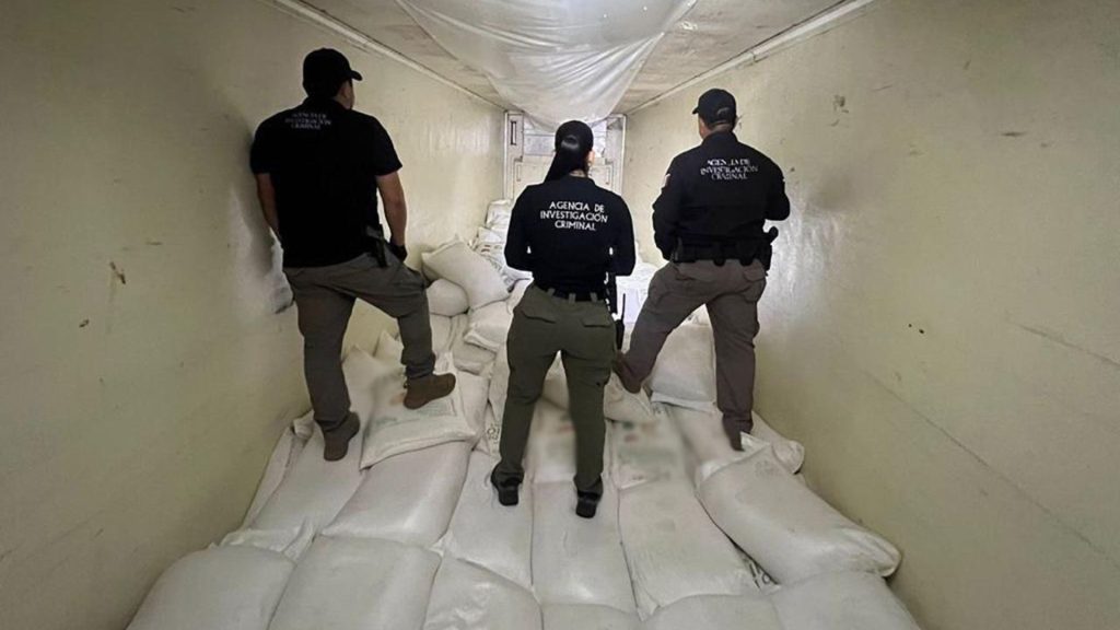 Cae camión refrigerado con 320 kg de metanfetamina en Sinaloa