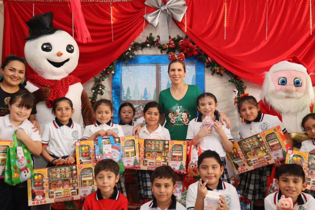 Atenea Gómez Ricalde sigue llevando juguetes y alegría a la niñez con “Navidad en tu Escuela” Isla Mujeres, Quintana Roo, 16 de diciembre de 2025.- Como parte de las acciones realizadas dentro del Programa “Navidad en tu Escuela”, la Presidenta Municipal, Atenea Gómez Ricalde, continúa con la entrega de juguetes en las escuelas de Isla Mujeres, con el objetivo de compartir alegría, ilusión y momentos significativos con las niñas y niños durante esta temporada decembrina. Desde temprana hora, la alcaldesa isleña visitó el Jardín de Niños Enriqueta Camarillo, la Escuela Francisco Hernández de Córdoba, la Primaria Jean Piaget y el preescolar Jean Piaget, donde convivió con la comunidad escolar y entregó juguetes y dulces a las y los estudiantes. Atenea Gómez, destacó que estas acciones forman parte del compromiso de su administración de trabajar de manera cercana a la gente y, especialmente, de atender a la niñez, a quien reconoció como lo más valioso del municipio. Señaló que cada visita a las escuelas permite llevar no solo un regalo, sino también un mensaje de cariño, esperanza y unión para las familias de Isla Mujeres. La Presidenta Municipal, reiteró que el Programa Navidad en tu Escuela tiene como propósito que ninguna niña y ningún niño se queden sin recibir un obsequio durante estas fechas, al fortalecer valores como la convivencia, la solidaridad y la alegría, al tiempo que se generan recuerdos que permanecerán en la memoria de las y los pequeños. Asimismo, informó que hoy concluyó la entrega de juguetes en la Isla y mañana terminará en la Zona Continental del municipio, con lo cual se dará cobertura a todas las escuelas contempladas dentro del programa, tanto en la Isla como en Ciudad Mujeres, al ser un programa incluyente y cercano. Con estas acciones, el Gobierno Municipal de Isla Mujeres reafirma su compromiso de seguir impulsando programas que fortalezcan el bienestar y consoliden a Isla Mujeres como un municipio donde las niñas y los niños crecen felices.