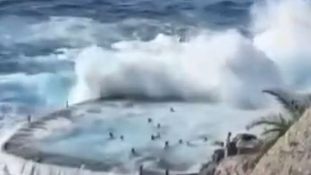 Tragedia en Tenerife: olas gigantes arrastran a turistas que ignoraron las alertas