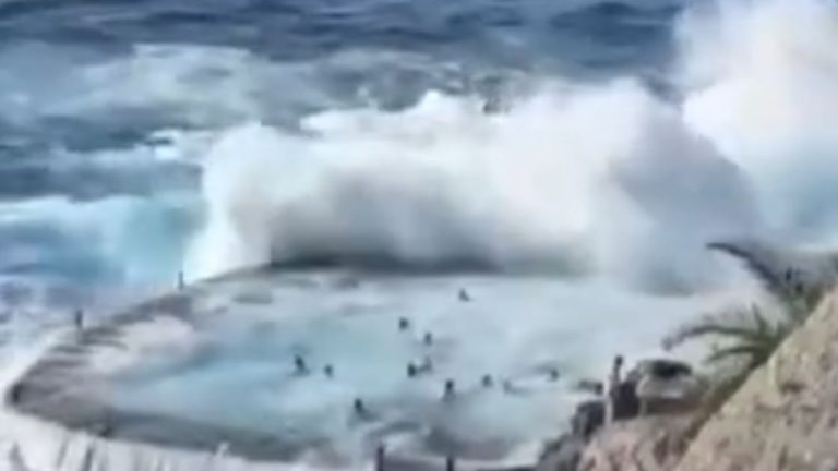 Tragedia en Tenerife: olas gigantes arrastran a turistas que ignoraron las alertas