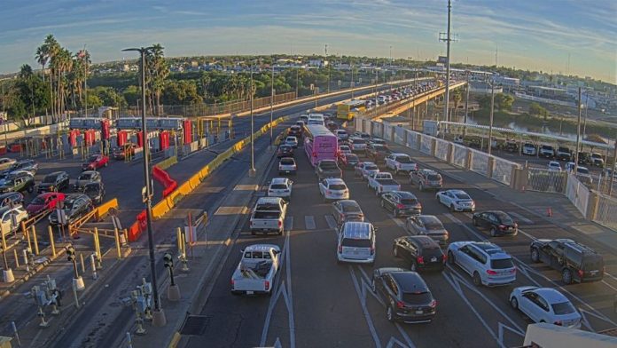 El retorno caótico: más de 25 mil vehículos saturan los cruces fronterizos de Nuevo Laredo
