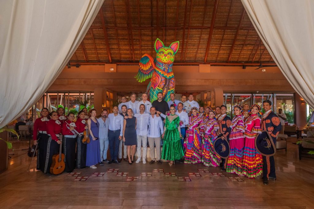 ahia Principe Hotels & Resorts inauguró oficialmente Bahia Principe Grand Tequila, un resort cinco estrellas, todo incluido y solo para adultos que nace como un homenaje vivo a la cultura mexicana. Ubicado dentro del complejo Bahia Principe Riviera Maya, el nuevo hotel ofrece una experiencia inmersiva basada en la música, los colores, los sabores y la energía emocional que caracteriza a México. La apertura se realiza en el marco del 50 aniversario de Grupo Piñero y los 30 años de la marca Bahia Principe Hotels & Resorts, reforzando su compromiso por impulsar proyectos turísticos con propósito, autenticidad y una visión centrada en el factor humano. Además, forma parte de la estrategia de expansión derivada del joint venture con Hyatt, alianza que ha permitido a la compañía fortalecer su presencia en el mercado internacional sin perder su esencia cultural. La ceremonia de inauguración reunió a colaboradores, aliados estratégicos, autoridades turísticas e invitados especiales, quienes participaron en el tradicional corte de listón acompañado de un ritual contemporáneo que evocó símbolos históricos y culturales de México. “Un hotel que se vive desde la emoción” Durante el evento, Arantxa Munuera Torralba, directora general de Bahia Principe Riviera Maya Resort, declaró: “Hoy nace un hotel que se vive desde la emoción. Bahia Principe Grand Tequila celebra la esencia cultural de México con orgullo y autenticidad, invitando a nuestros huéspedes a disfrutar y conectar con quienes les rodean.” Por su parte, Pablo Casas Gómez, subsecretario de Promoción de SEDETUR, encabezó el corte de listón, subrayando el respaldo del Gobierno de Quintana Roo a los proyectos que fortalecen la infraestructura hotelera y el crecimiento turístico de la región. Experiencias con identidad: música, color y emociones Bahia Principe Grand Tequila está inspirado en la forma en que México se expresa: con intensidad, nostalgia, alegría, cercanía y celebración. Su diseño, su propuesta gastronómica y sus experiencias musicales fueron creadas para generar conexiones emocionales profundas. Uno de sus espacios insignia será la “Casita de los Despechados”, un concepto único en la región que busca convertirse en el corazón emocional del resort: un lugar para cantar, liberar, recordar y celebrar las historias que dejaron huella. El hotel también estrenará un programa de fiestas temáticas que promete posicionarse como un distintivo del complejo: Zenith: celebración de energía elevada, plenitud y vibras expansivas. KitshMex: explosión de color, arte y diversión con identidad mexicana. Abyss: experiencia inmersiva con luces neón y beats envolventes para explorar la magia de la noche. Nicolás Rojas, gerente del nuevo hotel, destacó: “La apertura de Grand Tequila representa la materialización del trabajo, la pasión y la identidad que nos mueve como equipo. Este proyecto nace para ofrecer experiencias auténticas, vibrantes y profundamente mexicanas.” Instalaciones de primer nivel El resort cuenta con: 360 Junior Suite Superior 4 restaurantes: buffet internacional, snack bar mexicano, parrilla ahumadora y cocina Nikkei 3 bares y terrazas con ambiente social Piscinas con swim-up bar Spa, gimnasio y acceso exclusivo al campo PGA Riviera Maya Tres décadas de hospitalidad, cinco décadas de propósito Bahia Principe Grand Tequila marca un nuevo capítulo en la historia de Grupo Piñero: un proyecto que simboliza evolución, continuidad y el compromiso de seguir creando experiencias memorables en los destinos donde opera.