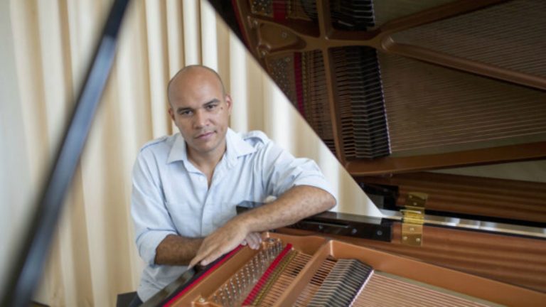 El tenor venezolano que venció el hambre en el exilio para cantar en la Ópera de Zúrich