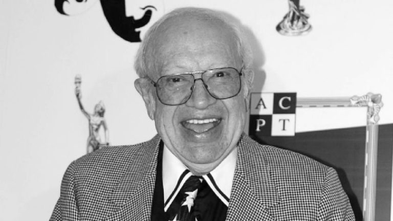 La mañana de este viernes 5 de diciembre, el telón de la vida se bajó para Eduardo Manzano, "El Polivoz". La partida del primer actor y comediante a los 87 años de edad sacude a la industria del espectáculo en México, abriendo un capítulo de luto que fue confirmado por su propia familia. Las claves de la muerte de Eduardo Manzano, figura central de la comedia La noticia de la muerte de Eduardo Manzano, una de las figuras más queridas de la televisión mexicana, se confirmó a través de redes sociales, generando una profunda conmoción. El actor, conocido por su trabajo en proyectos icónicos, falleció a la edad de 87 años. El anuncio fue hecho por su hijo, quien compartió un mensaje confirmando el deceso y solicitando respeto en este complicado momento. El comunicado detalló el impacto de su partida: "Con profundo dolor despedimos a mi papito hermoso y agradecemos a todos los que respetuosamente se han sumado con sus muestras de cariño", se lee en la publicación. El hijo del comediante añadió: "Hoy el escenario de la vida ha bajado el telón. Mi padre, un comediante querido por miles y un ser humano admirado por todos los que lo conocieron ha partido de este mundo". El legado del protagonista de "Una familia de diez" Eduardo Manzano consolidó su carrera gracias a su participación en diversos proyectos de Televisa y otras productoras, siendo reconocido por su versatilidad en el género de la comedia. El actor fue el protagonista de la serie "Una familia de diez", además de formar parte del legendario dúo cómico "Los Polivoces". Tras confirmarse la muerte del primer actor, numerosas figuras del espectáculo mexicano se unieron al luto. La mayoría de las celebridades recordaron su trayectoria y los trabajos que lo hicieron un referente nacional. Trayectoria y obras destacadas de "El Polivoz" Entre los proyectos más recordados de Lalo Manzano, de 87 años de edad, se encuentran: "Los Polivoces" "Una familia de diez" "Volverte a ver" "Como dice el dicho" "La rosa de Guadalupe" "La pastorela" El hermetismo sobre las causas del fallecimiento Aunque la muerte de Eduardo Manzano fue confirmada este viernes 5 de diciembre, hasta el momento de esta publicación se desconocen las causas exactas del repentino fallecimiento del actor. Sin embargo, fuentes cercanas recordaron que en el año 2021 el comediante había presentado un grave problema de salud que requirió atención médica, el cual estuvo relacionado con una infección biliar. La noticia de su partida, confirmada por su hijo en redes sociales, deja un vacío innegable en la televisión y el cine en México. El impacto de la partida de Eduardo Manzano subraya la dificultad de conciliar el luto privado de una familia con el sentimiento de pérdida que experimentan miles de admiradores a nivel nacional. La figura de "El Polivoz" se consolida no solo como un actor, sino como una institución del humor que definió generaciones.