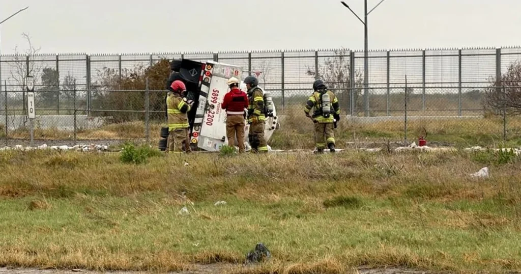 Pipa de Satélite Gas vuelca por exceso de velocidad en la Peñón-Texcoco