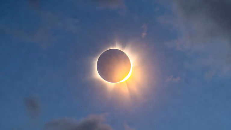 Actualidad 2026: eclipses, legislación inmobiliaria y alertas climáticas