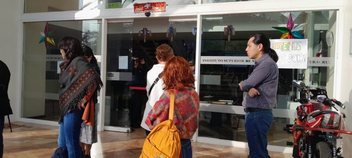 Despidos injustificados: 11 docentes del ISMEV protestan en Veracruz