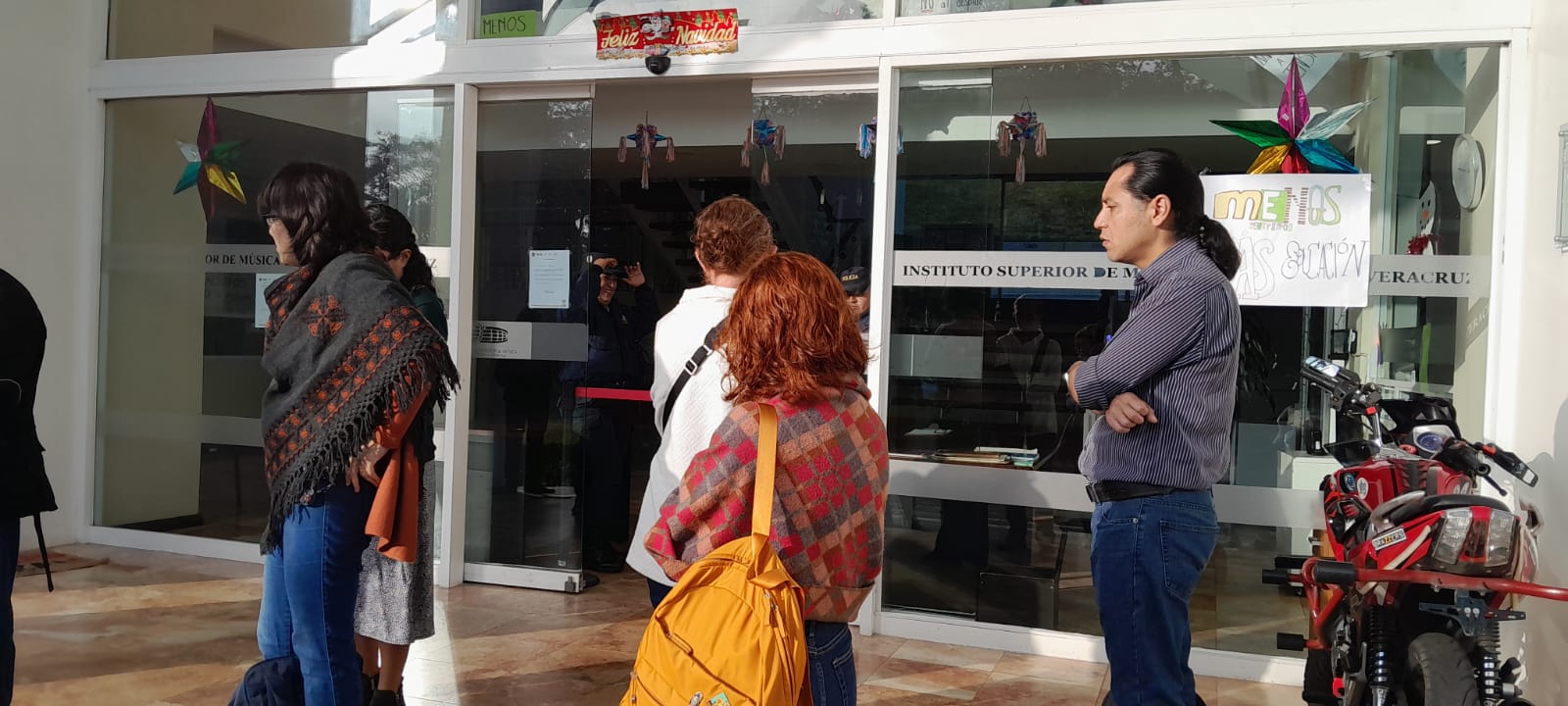 Despidos injustificados: 11 docentes del ISMEV protestan en Veracruz