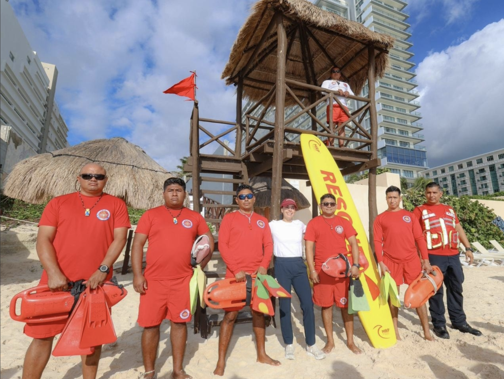 Cancún instala 8 torres inteligentes de salvavidas con botón de pánico