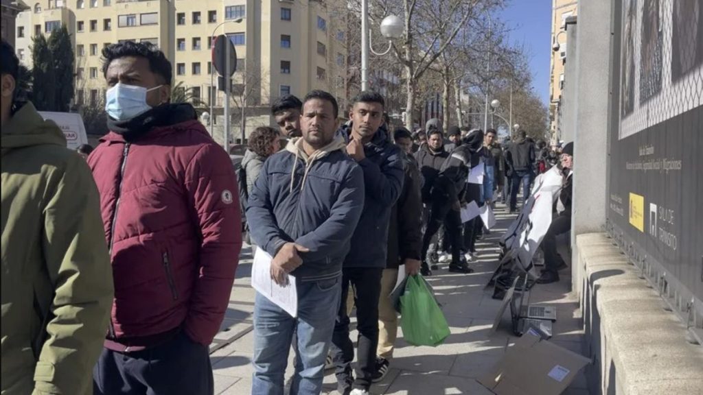 España aprueba por decreto la regularización de 500.000 migrantes