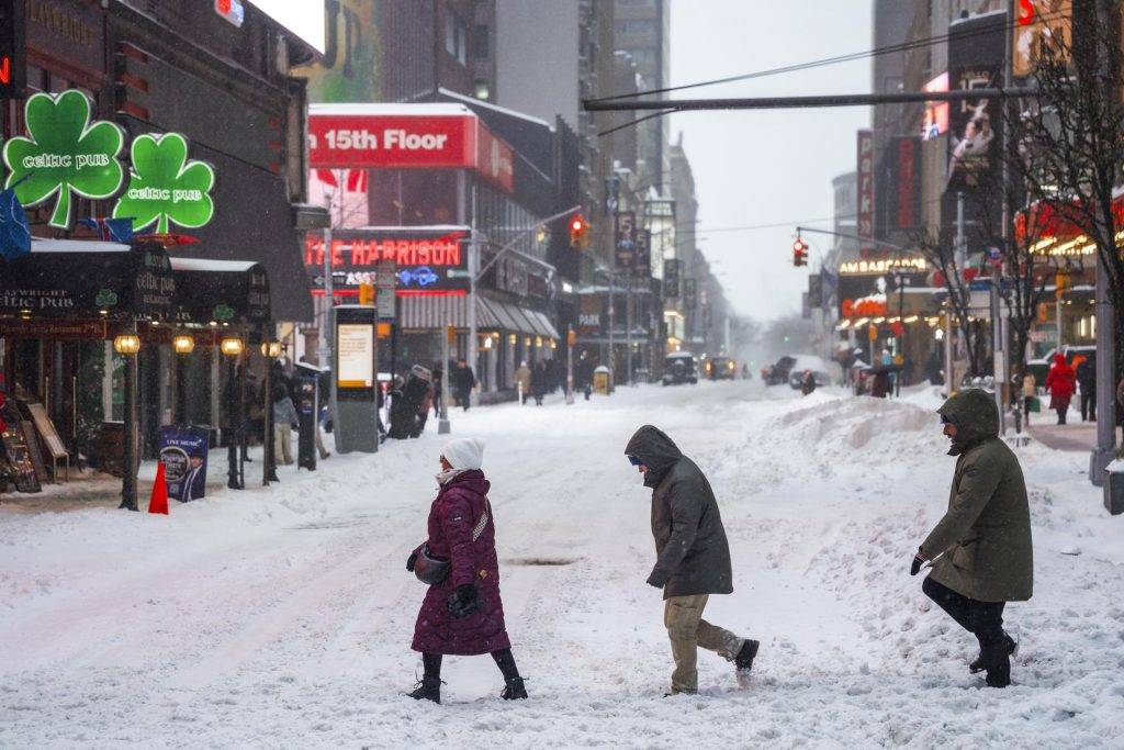 Tormenta ártica deja 17 muertos, colapsa vuelos y golpea el vórtice polar