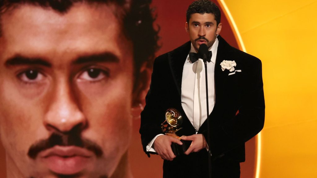 El álbum en español de Bad Bunny gana el Grammy principal y clama "Fuera ICE"