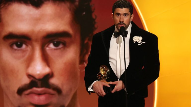 El álbum en español de Bad Bunny gana el Grammy principal y clama "Fuera ICE"