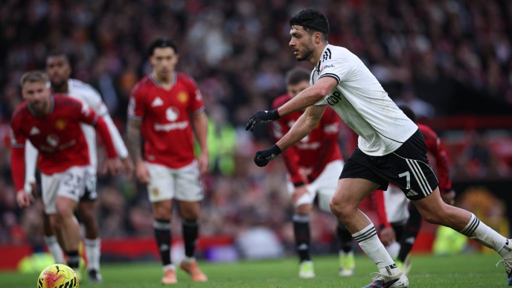 Jiménez anota su gol 200 en Premier, pero Bruno sella la remontada del United