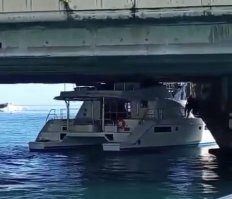 Yate colisiona y paraliza el paso bajo el puente Calinda en Cancún