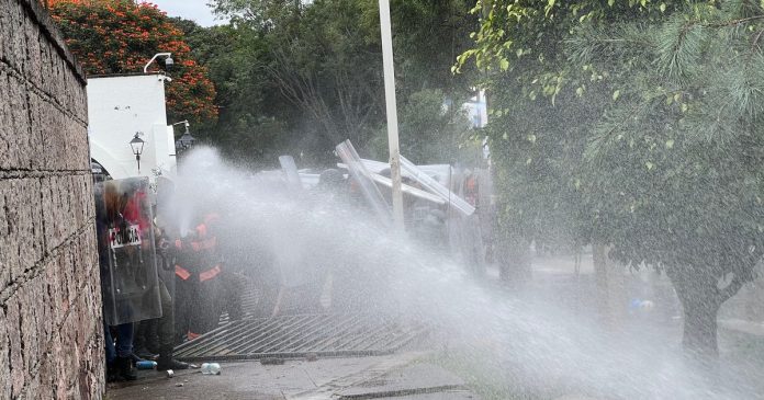 policia-reprime-protestas-agua-casa-jalisco Claudia Sheinbaum exige a la CNDH investigar tortura tras protestas en Jalisco