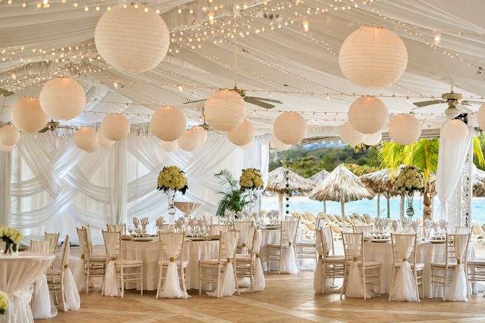 La cadena hotelera presentó Bahia Principe Weddings, una renovada propuesta para celebrar bodas en destinos turísticos, con opciones personalizadas en 21 hoteles de México, República Dominicana, Jamaica y Tenerife. Riviera Maya, Quintana Roo, 13 de octubre de 2026. — El turismo de romance continúa ganando protagonismo en el Caribe Mexicano. Bahia Principe Hotels & Resorts anunció el lanzamiento de su renovada propuesta Bahia Principe Weddings, con la que busca ofrecer a las parejas nuevas alternativas para celebrar su boda frente al mar, en jardines tropicales y otros escenarios naturales. Bajo el concepto “A New Horizon Together” (Un nuevo horizonte juntos), la compañía presentó una nueva identidad visual y un portafolio de experiencias que permite personalizar las celebraciones de acuerdo con los gustos, tradiciones y presupuesto de cada pareja. La propuesta estará disponible en 21 hoteles distribuidos en México, República Dominicana, Jamaica y Tenerife, consolidando la apuesta de la cadena por el segmento de bodas de destino. Riviera Maya, escenario para bodas frente al Caribe Uno de los destinos protagonistas de esta nueva oferta es la Riviera Maya, donde los complejos de Bahia Principe combinan playas de arena blanca, jardines tropicales y espacios rodeados de vegetación característica de la selva maya. Estos escenarios permiten organizar desde ceremonias íntimas frente al mar hasta celebraciones con familiares y amigos, aprovechando la infraestructura hotelera y los atractivos naturales del Caribe Mexicano. La compañía busca que las bodas se conviertan en experiencias vacacionales completas, en las que los invitados también puedan disfrutar del destino antes y después de la ceremonia. Cinco paquetes para diferentes estilos de boda Bahia Principe Weddings contará con cinco opciones principales en sus destinos del Caribe, diseñadas para adaptarse al número de invitados y al tipo de celebración. - Blissful: Una experiencia exclusiva para la pareja, con ceremonia simbólica y actividades románticas. - Joyful: Pensado para bodas íntimas de hasta 10 personas. - Delightful: Celebraciones de hasta 20 invitados, con mayores opciones de decoración y personalización. - Beautiful: Para grupos de hasta 30 personas, con cóctel, música en vivo y barra libre. - Wonderful: La experiencia más completa, que contempla actividades de preboda, boda y posboda para hasta 40 invitados. Dependiendo del paquete elegido, las parejas podrán incorporar decoración floral, menús personalizados, espacios privados, tratamientos de bienestar, mejoras de habitación y experiencias exclusivas. Bodas adaptadas a diferentes culturas y tradiciones La nueva oferta también contempla celebraciones que respetan las costumbres de distintas comunidades. Entre ellas destaca Sundara, un paquete especializado en bodas de tradición surasiática, disponible en Riviera Maya y Punta Cana, que incorpora rituales y elementos culturales propios de estas ceremonias. Además, la cadena ofrecerá alternativas diferenciadas según el perfil de los huéspedes. Bahia Principe Escape estará orientado a experiencias exclusivas para adultos, mientras que Bahia Principe Explore permitirá organizar celebraciones familiares y multigeneracionales. Wedding planners acompañarán a las parejas Uno de los principales elementos de la propuesta es el acompañamiento de organizadores profesionales de bodas, quienes ayudarán a las parejas a elegir los espacios, la decoración, los alimentos, el entretenimiento y las actividades adicionales. Los futuros esposos podrán seleccionar un paquete establecido o adaptar distintos aspectos de su celebración para crear una experiencia personalizada. Con más de 30 años de experiencia en hospitalidad, Bahia Principe busca fortalecer su presencia en el turismo de romance, un segmento que representa oportunidades para los destinos del Caribe Mexicano al combinar hospedaje, gastronomía, entretenimiento y servicios especializados. La renovación de Bahia Principe Weddings se suma a la oferta turística de la Riviera Maya, posicionando a la región como un escenario atractivo para parejas nacionales e internacionales que desean celebrar su matrimonio en un destino de playa.